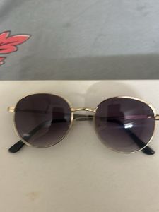Sunglasses with golden detailing