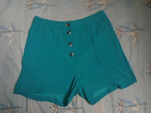 Green Buttoned High-Waisted Shorts