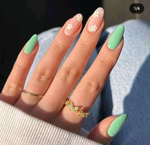 Daisy Dream Nails