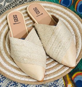 Pointed strap toe beige flat | StreetStyle SSS