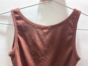 Cinnamon square neck sleeveless top