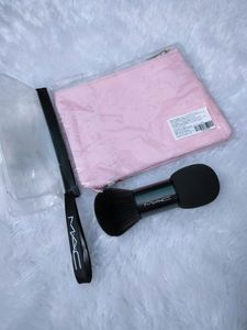 MAC Foundation/Powder Brush And Pouch