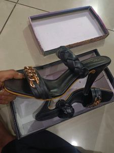 Women Black Textured Stiletto Heels with Fittings