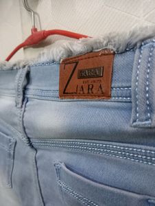 Light Wash Frayed Hem Jeans