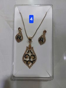 8 Jewellery Set Necklace Earrings Bracelet Etc