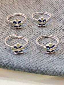 Pure silver toe ring in five leaf design.