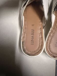 Luna Blu White Flats Used