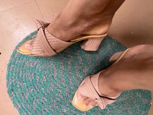 Knot Design Used Sandals