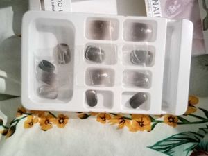 Press-On Nail Set ( Brand New )