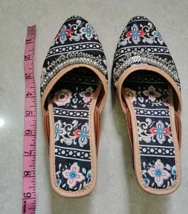 Floral Embroidered Women&#39;s Flats