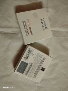 Lakme Absolute Compact