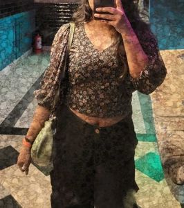 Sexy Beautiful V-neck Black Crop Top