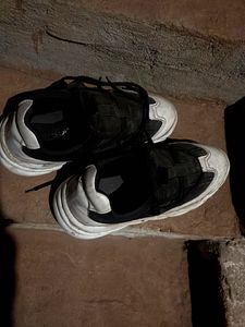 Sneakers - Stylish Comfort