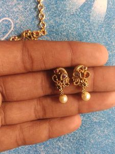 Gold &amp; Pearl Necklace Set
