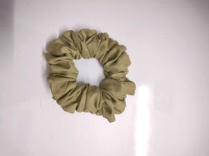 4 Scrunchies At 99/-🎉🎉