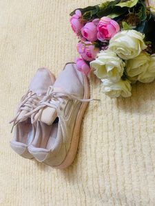 Very lightweight, sport shoes