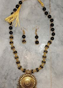 Black and golden preals necklace