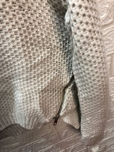 Beige Knit Cropped Sweater🕸️🕷️🇺🇸