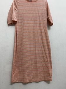 casual, short-sleeved, knee-length dress