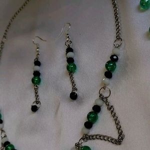 Dark green flower necklace