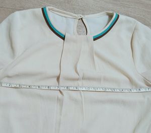 Stylish Cream Georgette Top With Lining