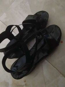 NEW BLACK HEEL SANDALS.