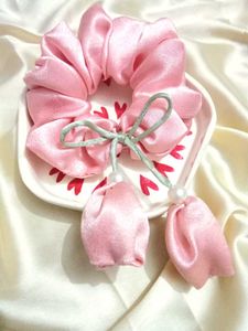 Tulip Pearl Scrunchie