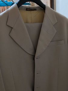 Classic Men&#39;s Suit - Neutral Tone