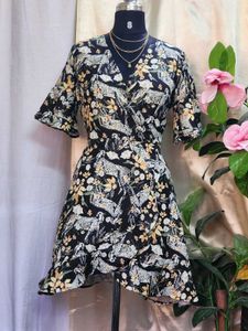 Floral Print Wrap Like Dress With Side Zipper