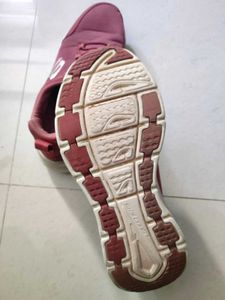 Skechers Size 5 Slip On Sneakers