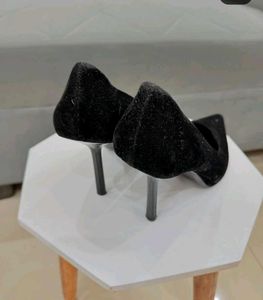 Black Pumped Heel | ZARA