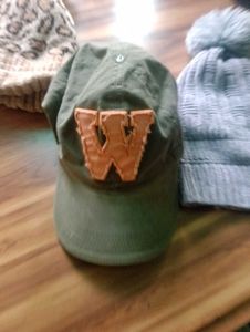 4 Caps
