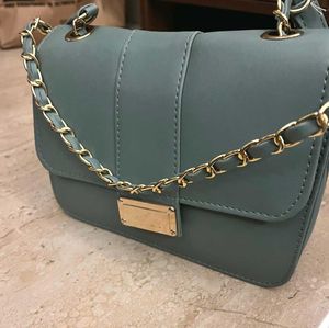 Chic Chain Detail Crossbody Bag