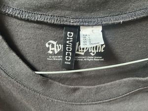 HM  SIZE L Avril Lavigne Graphic Tee
