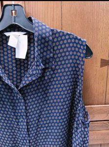 H&amp;M Sleeveless Button-Down Top