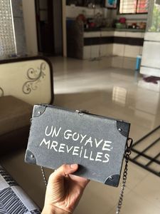 Novelty &#39;Un Goyave Mreveilles&#39; Trunk Bag