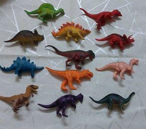 12 Dinosaurs Set
