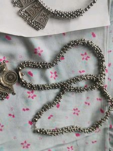 3 Necklace 2 Earrings Just 200