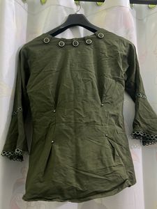 This Top Is Very Beautiful And Button In The Neck
