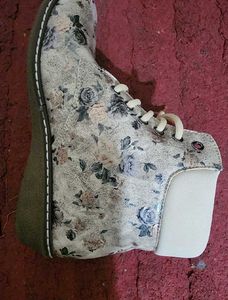 Valiosaa  Love Beige Floral Boots