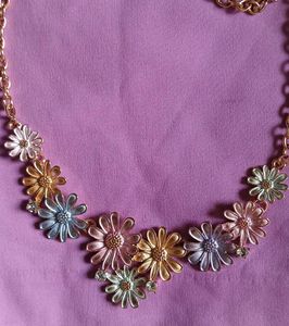 Flower Power Necklace - Brand NEW
