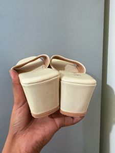 Zudio Cream Heel Sandles