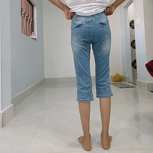 Adjustable Capri Jeans With Pink Details