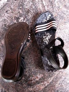 Black &amp; White Slides - Size 7