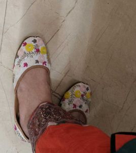 Floral Embroidered Juttis