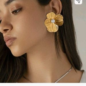 Gold Flower Pearl Earrings