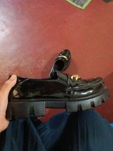 Stylish Black Loafers with Gold Chain