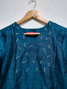 Varanga Women Embroidered Straight Kurta