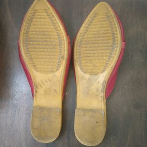 Women Maroon Shoe And Lavie Black Slipper