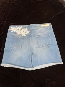 Stylish Light Blue Denim Shorts with Floral Lace A